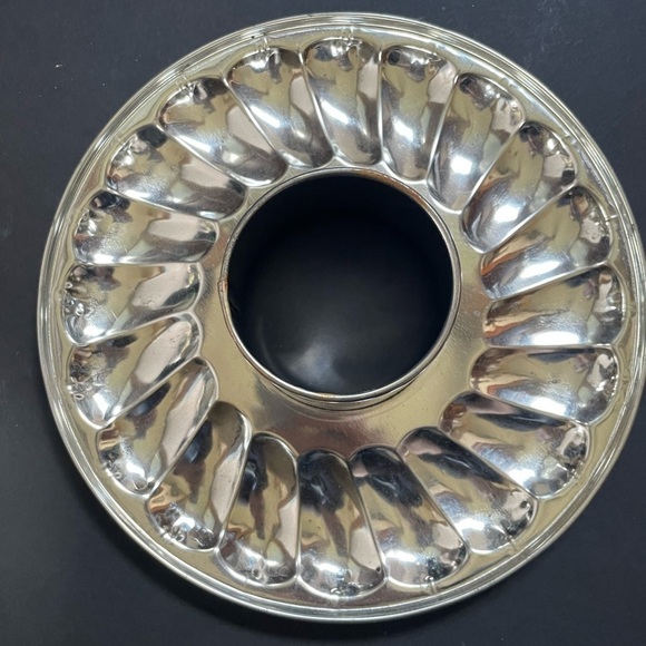 Vintage Springform Bundt Pan - Picture 7 of 11
